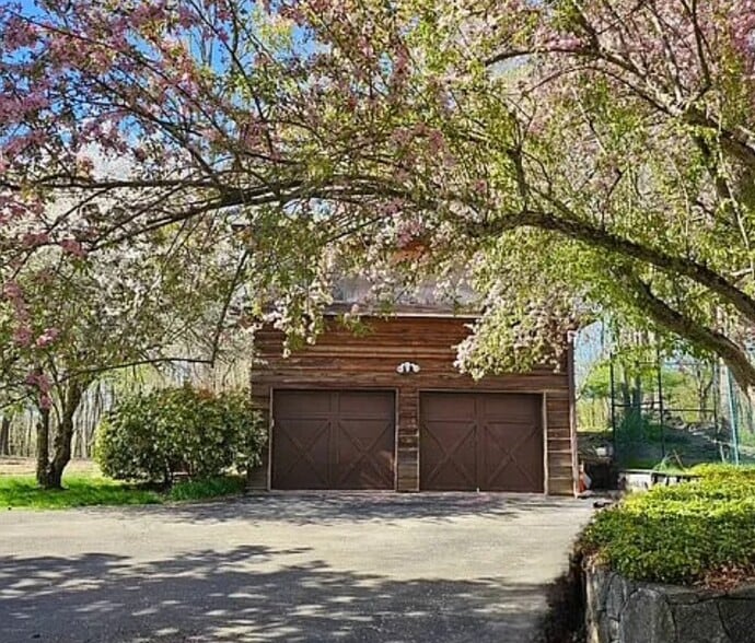 Building Photo - Bedford Cottage