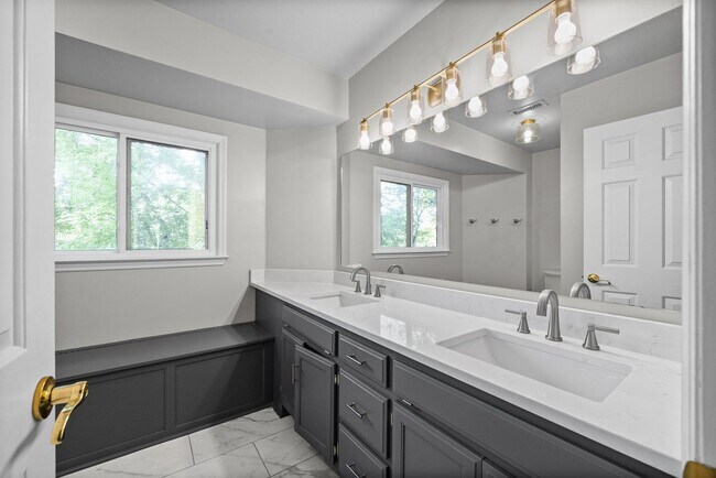 Building Photo - Pet Friendly Three Bedroom!