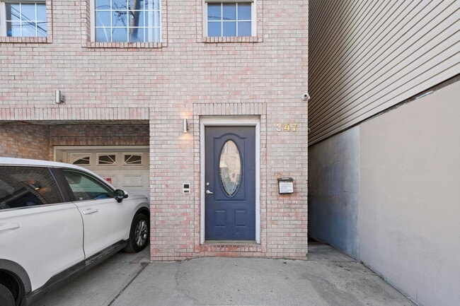 Building Photo - 347 Palisade Ave