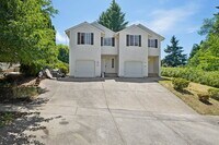 Building Photo - 4 bedroom 2.5 bath
