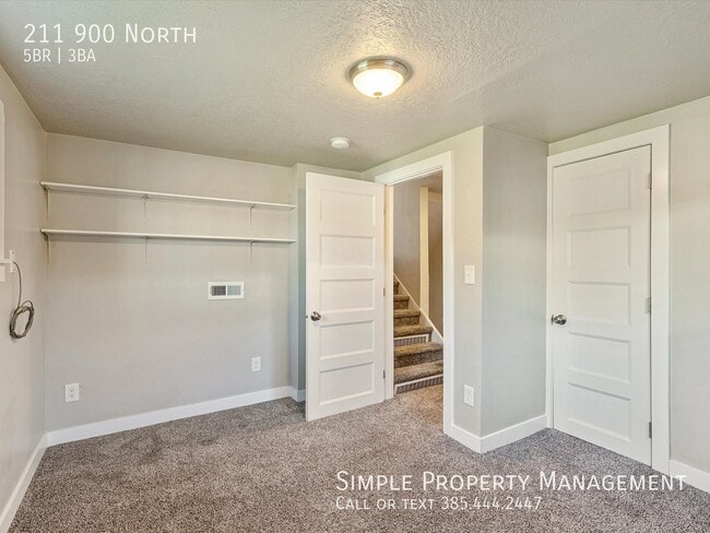 Building Photo - 211 900 N