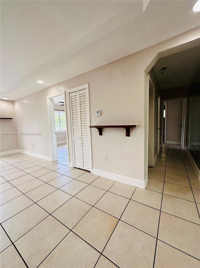 Building Photo - 2033 Calais Dr
