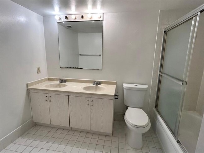 Building Photo - 2402 Antigua Cir