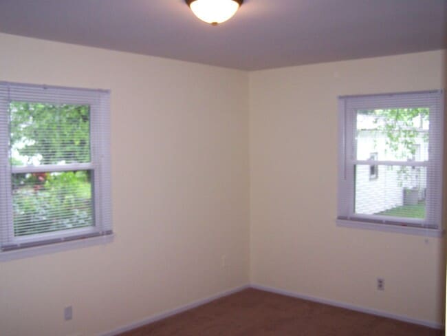Building Photo - Very sharp 3BR 1 bath ranch home in Normal...