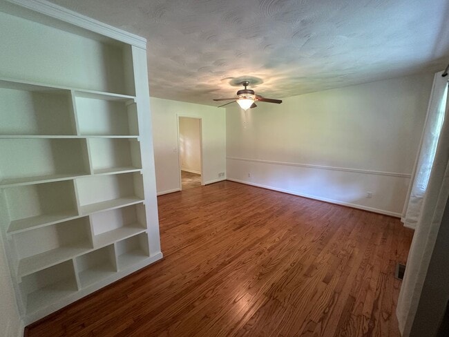 Building Photo - 729 W 38th St