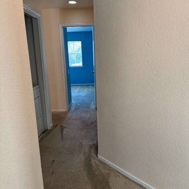 Building Photo - Great location near park and shopping