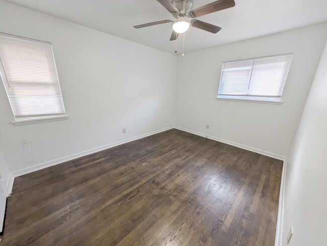 Building Photo - Huge Kitchen in NW OKC