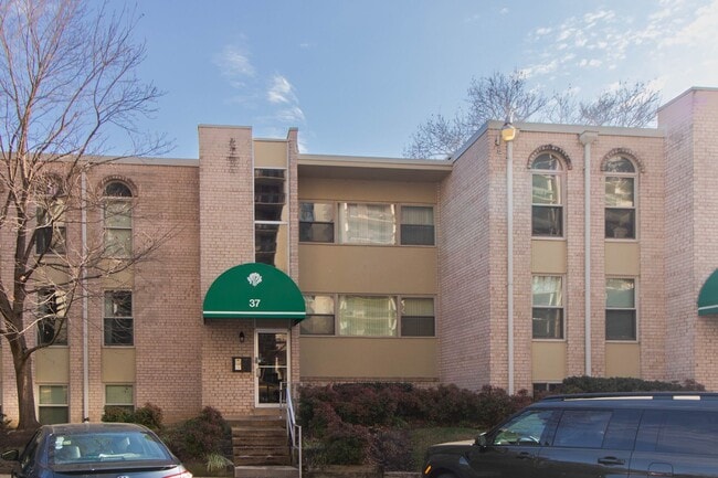 Building Photo - Beautiful top-level 1 bedroom, 1 bathroom condo in Alexandria City