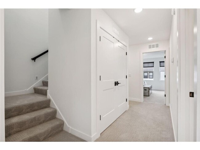 Building Photo - 870 Mount Curve Blvd