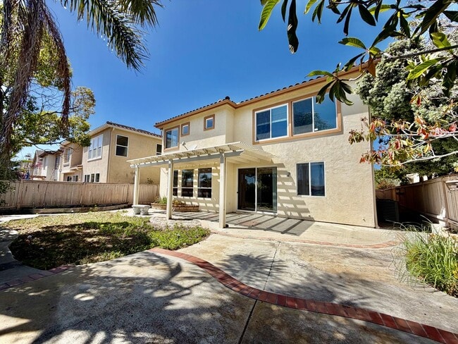 Building Photo - Elegant 5 Bedroom Home With Sweeping Staircase and Tons of Space!