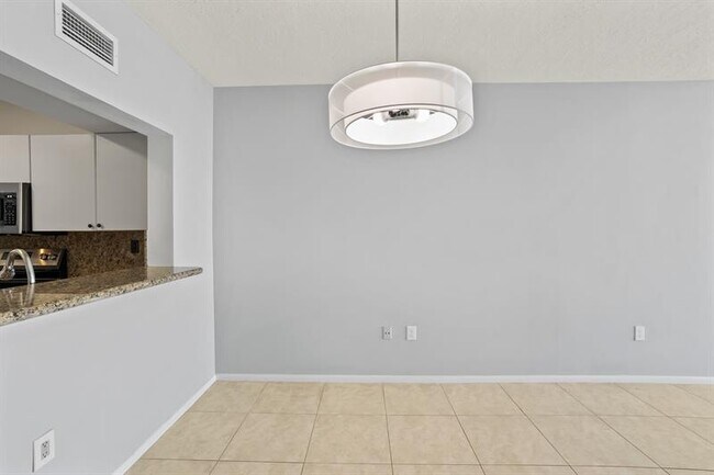 Building Photo - 3020 NE 32nd Ave