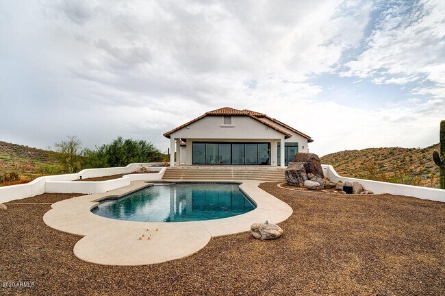 Building Photo - 301 E Jomax Rd