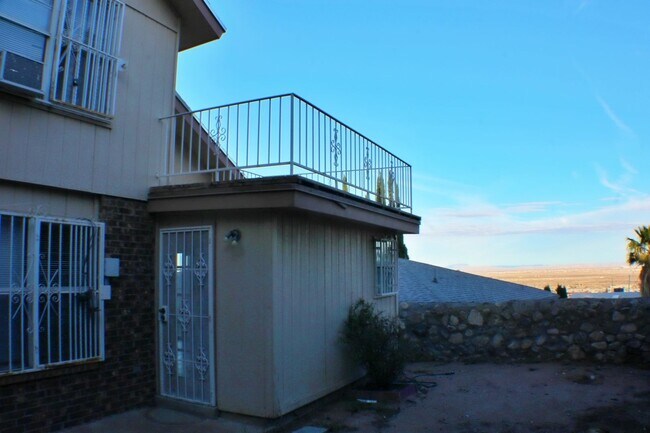 Building Photo - Charming Home Move-in-Ready