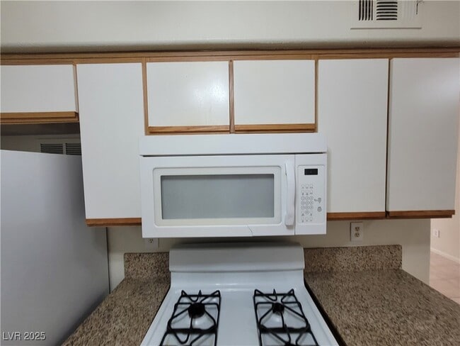 Building Photo - 1608 N Torrey Pines Dr