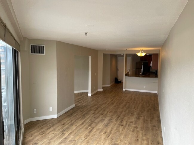 Building Photo - 100 Park Ave W