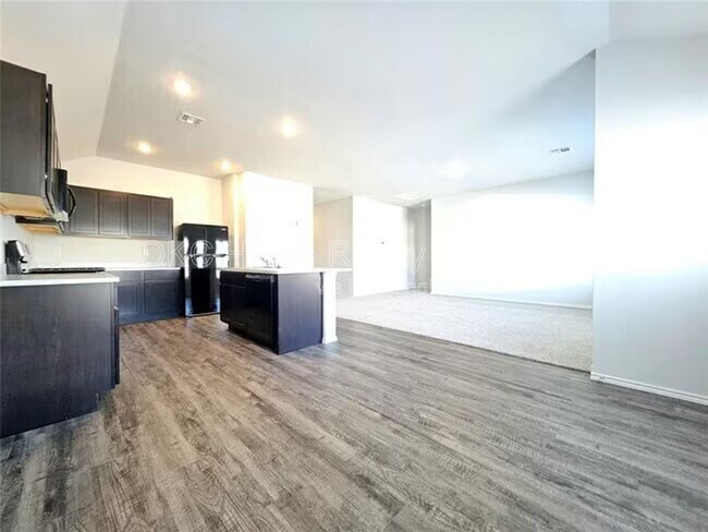 Building Photo - 1505 Land Run Ln