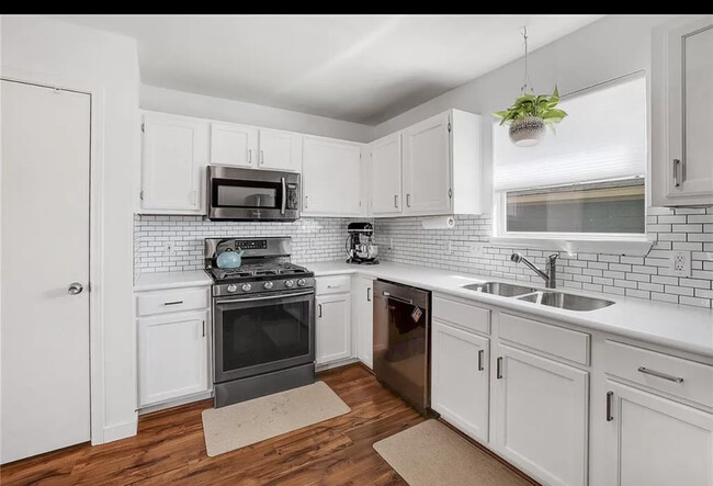 Kitchen - 11908 Lima Dr