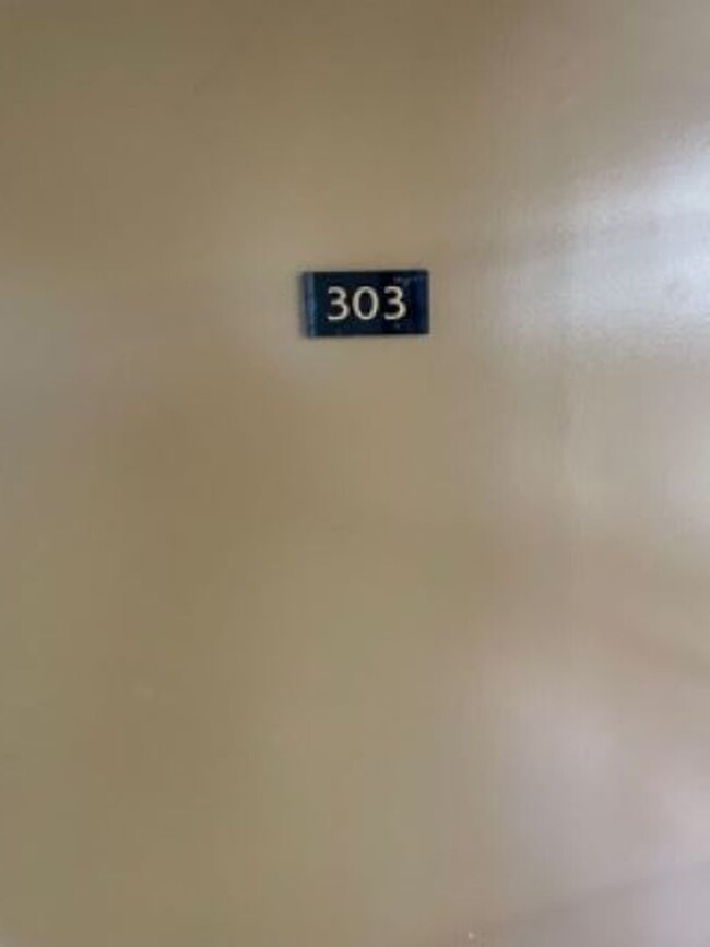 Building Photo - Available now!  2 bedroom/ 1 bathroom/ 1 covered parking stall in Salt Lake