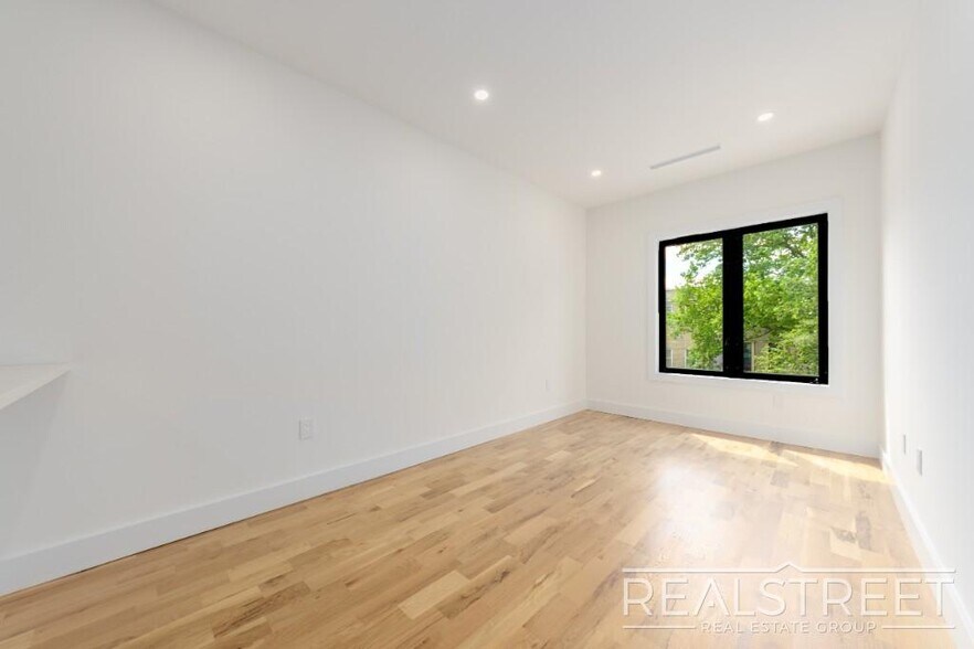 Building Photo - Brand New 3 Bed 2 Bath in Bed Stuy Townhouse!