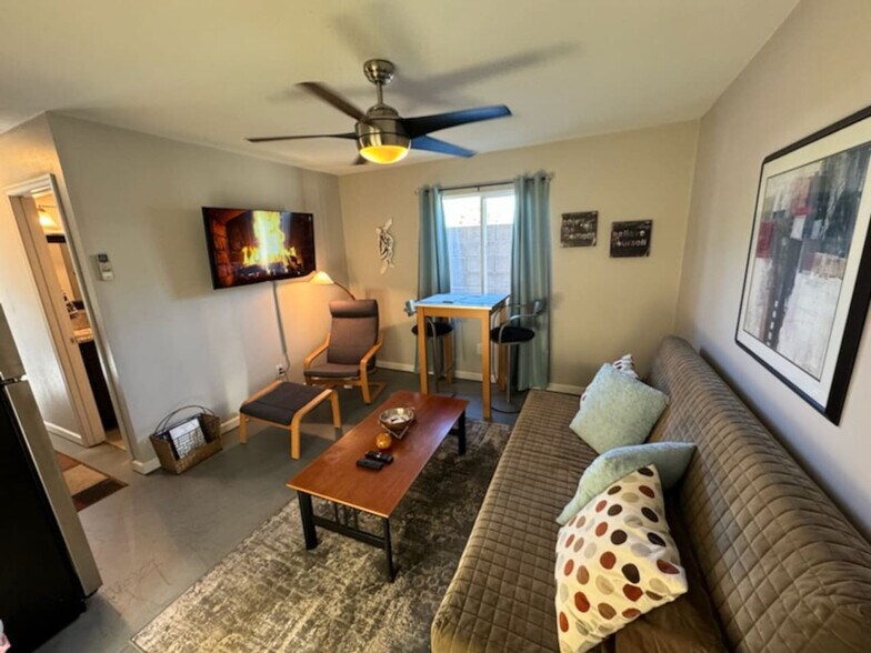 Building Photo - 1510 E Whitton Ave