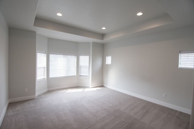 Building Photo - Gorgeous 2-Story Home In a Gated Community!