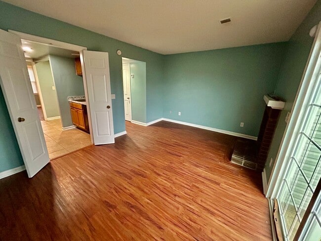 Building Photo - 2 Bedroom With a Bonus Room!