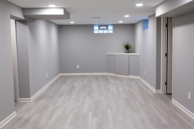 Building Photo - 2295 Shrewsbury Rd