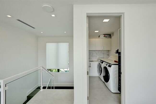 Building Photo - 1111 SE 9th Ave