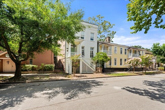 Building Photo - Adorable 1 bedroom apartment. Ground floor...