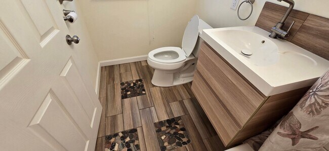 Building Photo - Charming 3BR First-Floor Condo – Walk to B...