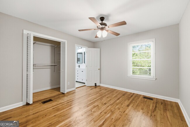 Building Photo - 1003 Valley Dr