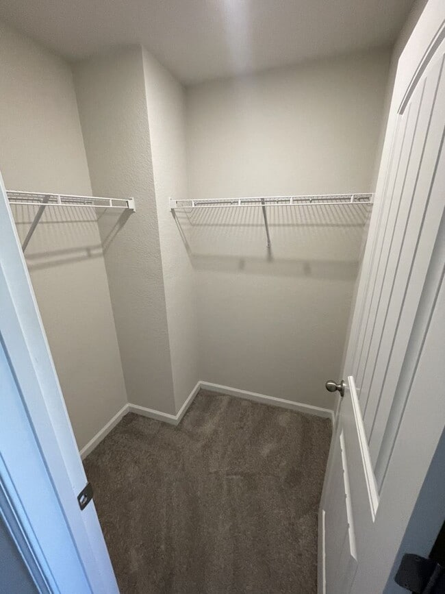 Building Photo - 3 Bd 2.5 Ba end unit townhouse