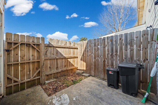 Building Photo - Lovely 2-Bed, 1.5 Bath Townhome in Quail Run of Charlotte!