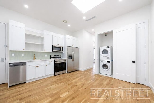 Building Photo - Brand New 4 Bed 4 Bath with in unit WD!