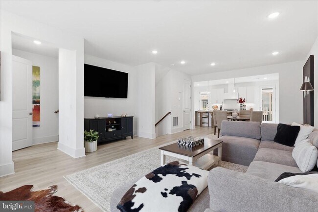 Building Photo - 9507 Maidenhair Ave