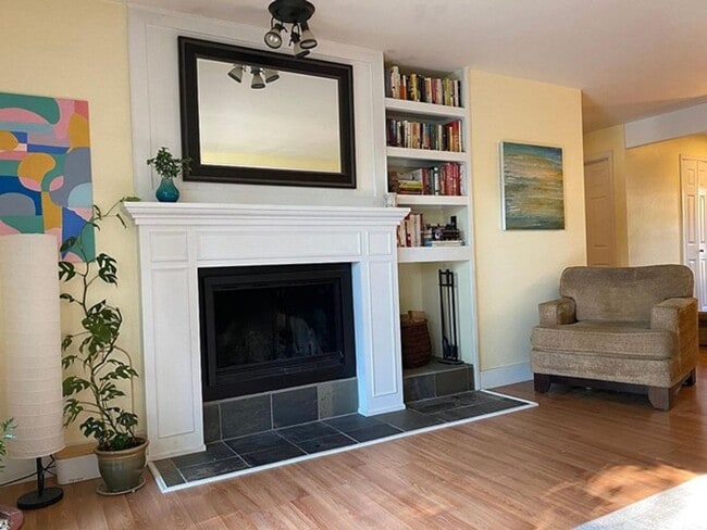 Building Photo - Fully Furnished 2B/1B Condo Available Now!