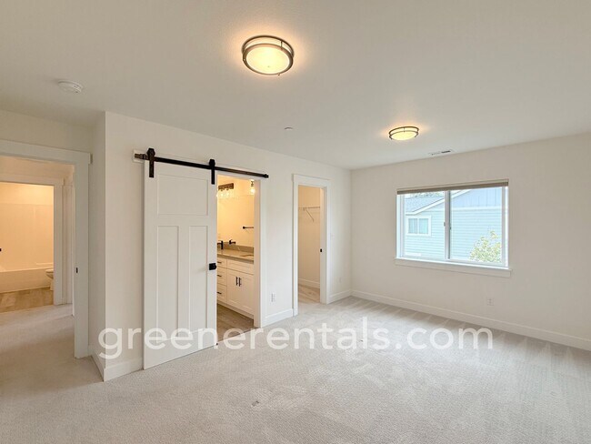 Building Photo - 2545 Natola Dr SE