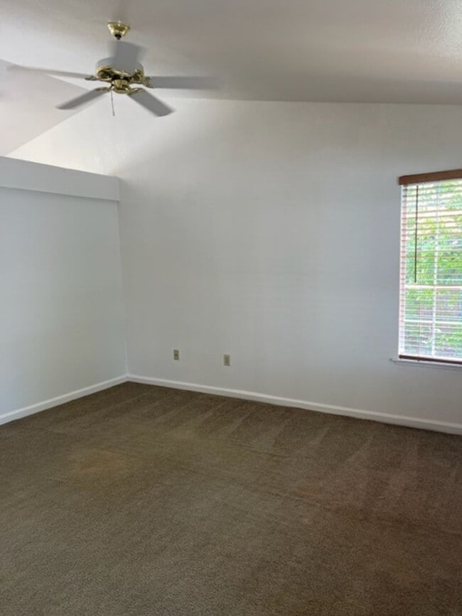 Building Photo - 3 Bedroom in Quail Ridge Subdivision