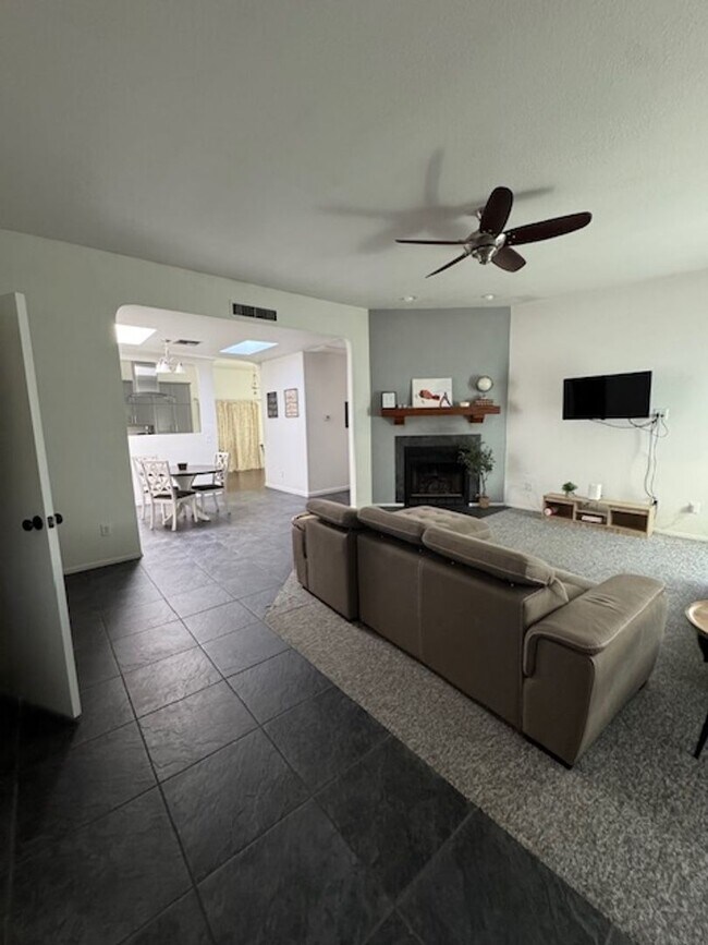 Building Photo - Northwest-3 bedroom/ 2 bathroom single family home w/ pool!