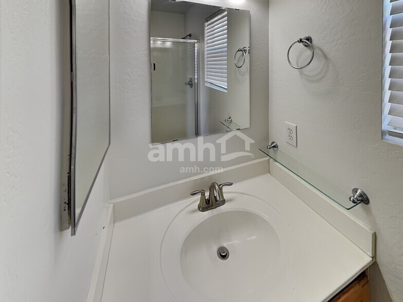 Building Photo - 11801 N Olive St