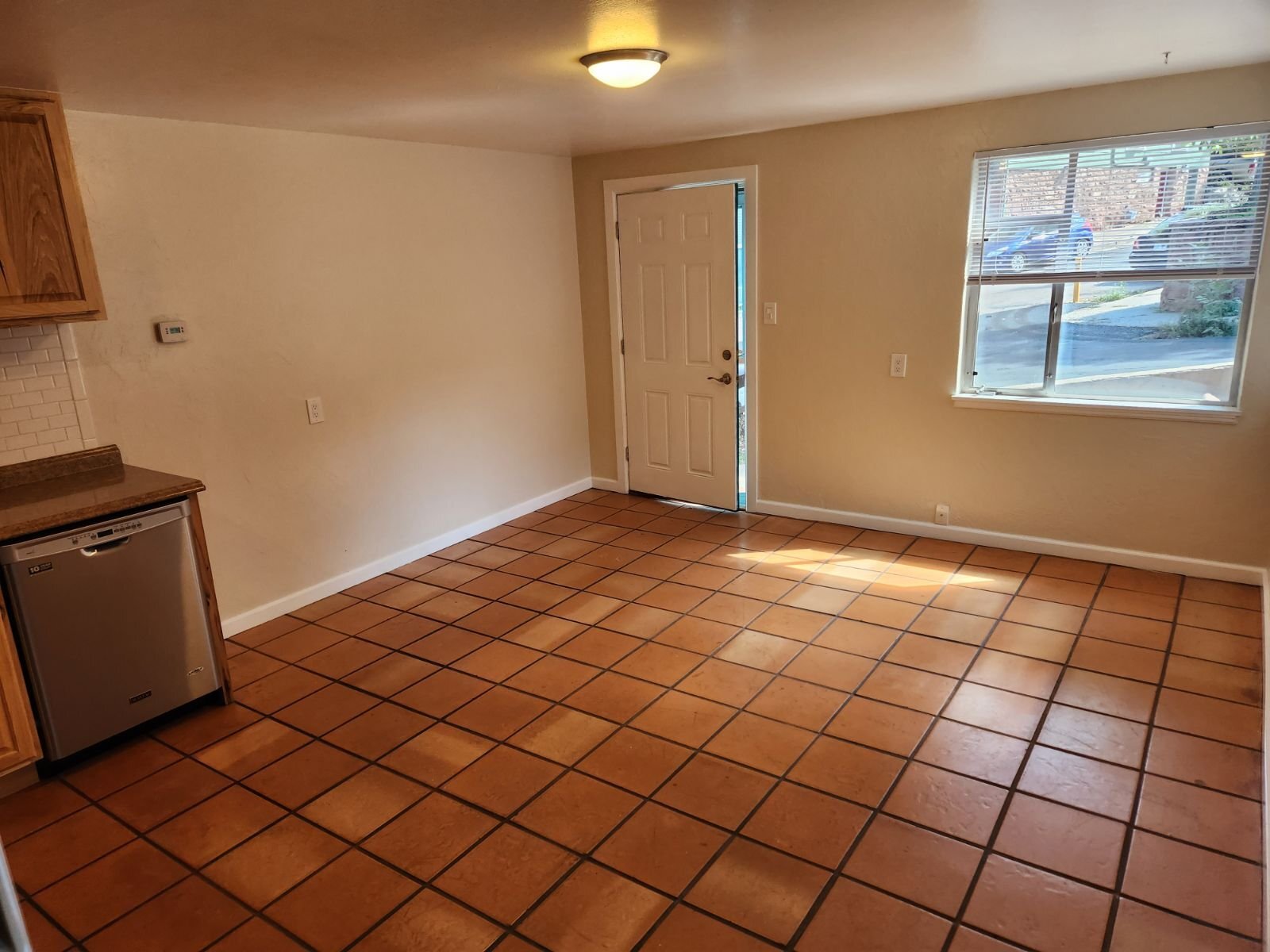 Building Photo - 10 Deer Path Ave