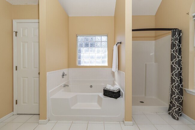 Building Photo - Beautiful 4 Bedroom, 2 Bath home with Large Yard