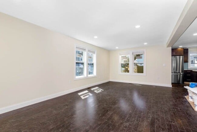 Building Photo - TUFTS 5 bed 5.5 bath - Available 6/1