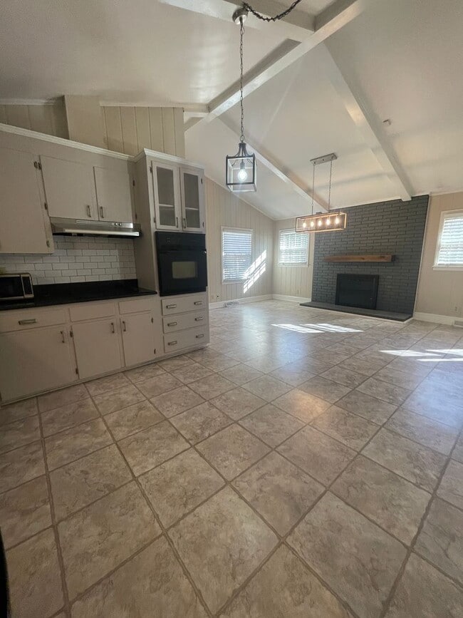 Building Photo - 3 BR Brick Ranch with Fenced Yard in Starm...