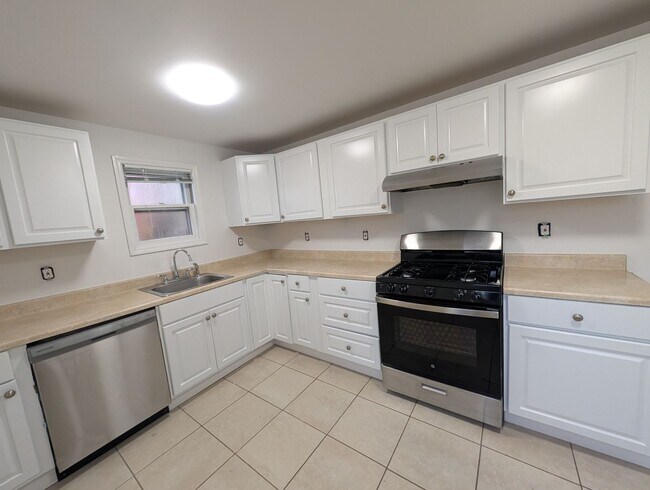 Building Photo - Stunning 3 bedroom 2 bathroom single family house available in Asbury Park!