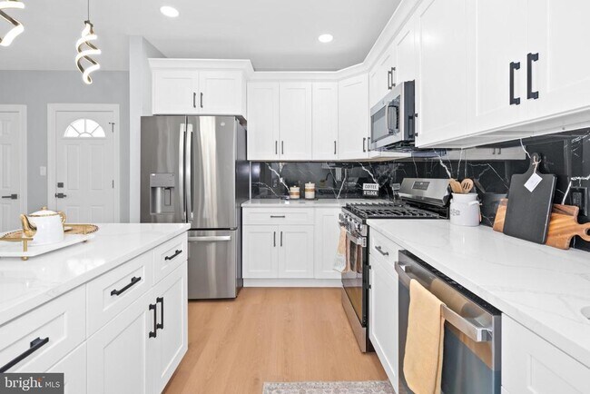 Building Photo - 504 W 26th St