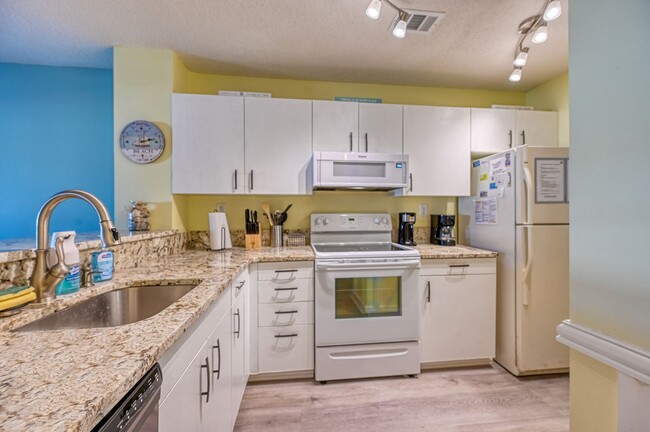 Building Photo - FURNISHED OFF-SEASON MONTHLY RENTAL-STARTI...
