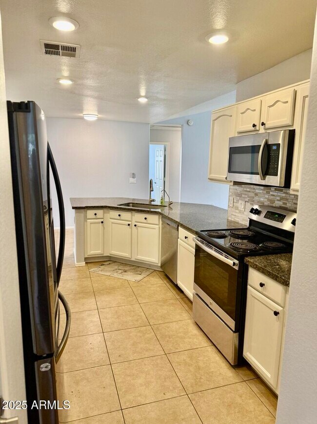 Building Photo - 646 N Cobblestone St