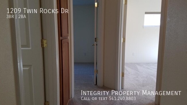 Building Photo - 1209 Twin Rocks Dr