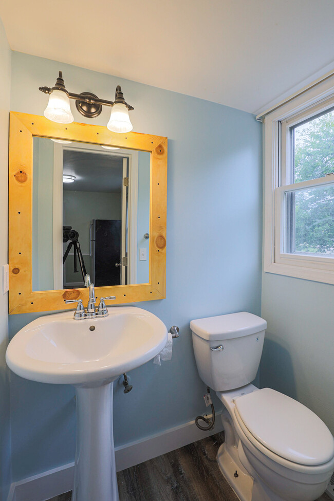 Half bath - 154 Sluyter St SE